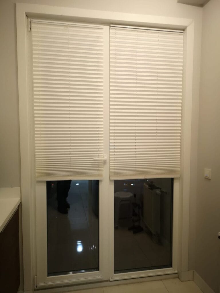Jaluzi Balkon kapısında krem plise perde