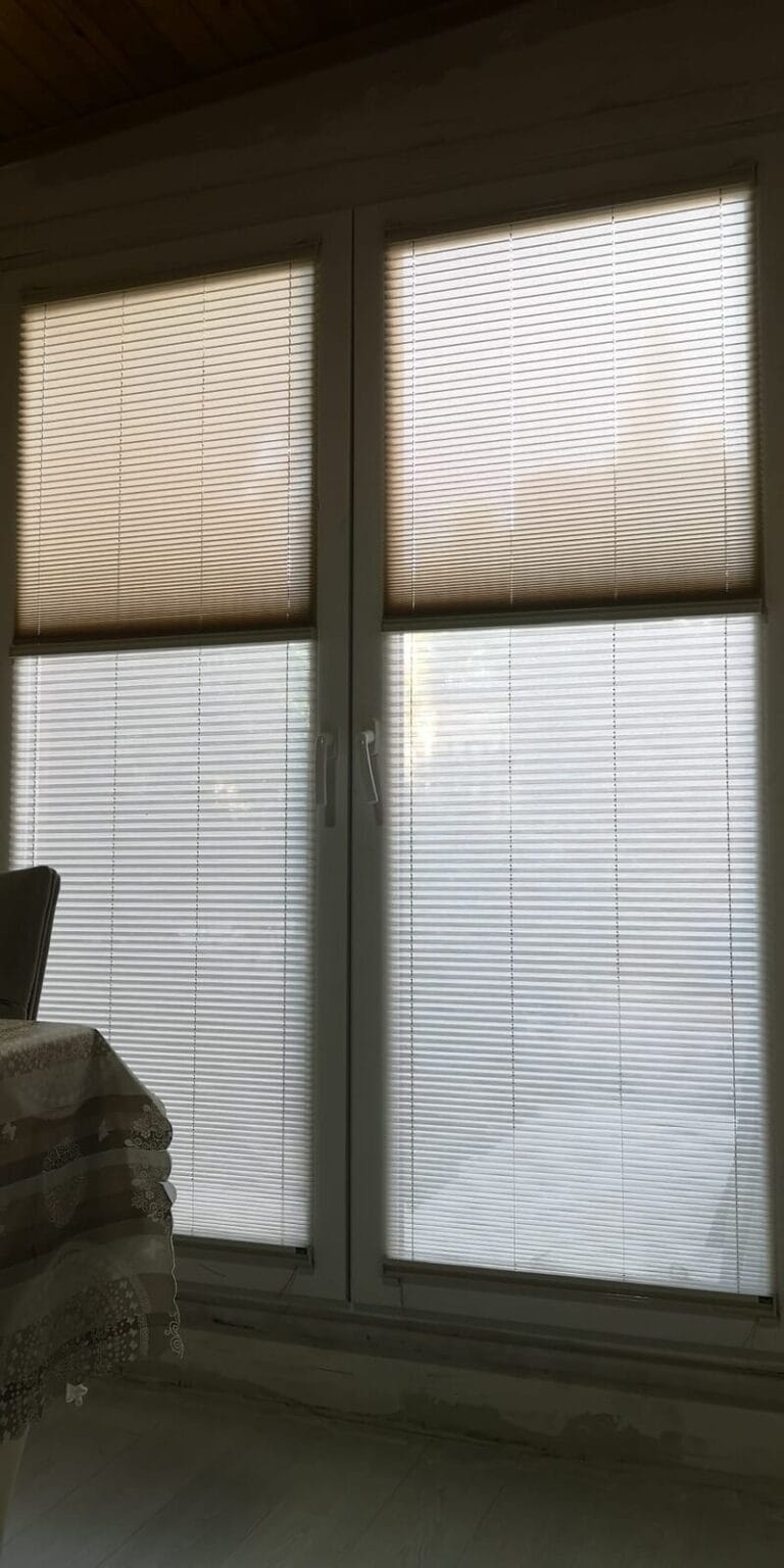 Stor Perde Balkon kapısı camlarında bej düz plise perde