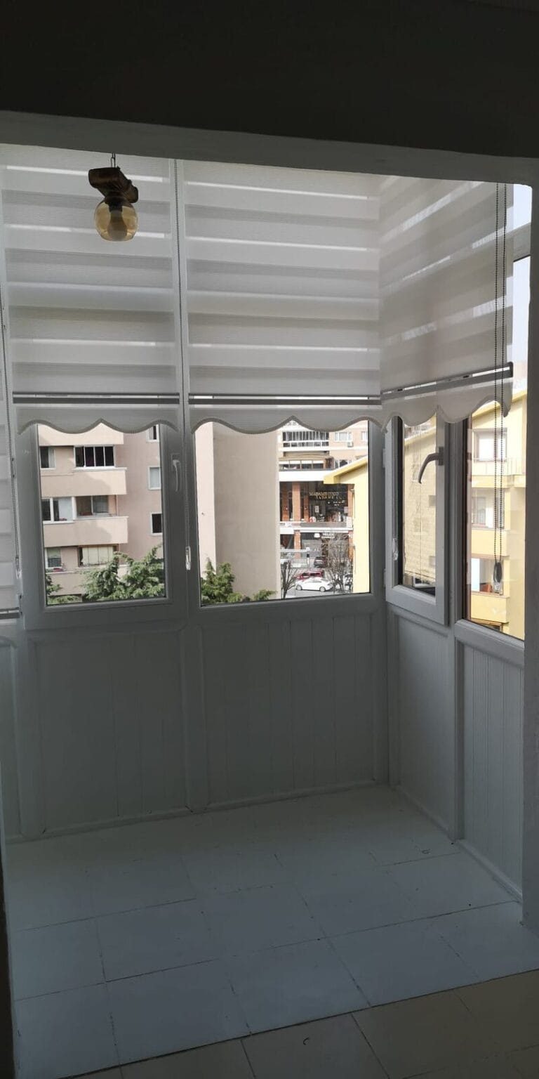 Tül Perde Kapalı balkonda beyaz zebra perdeler