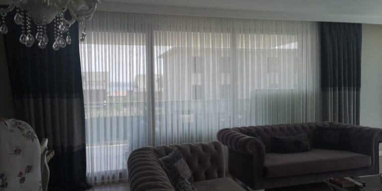 Tül Perde Chesterfield koltuklu salonda beyaz tül ve koyu gri fon perde