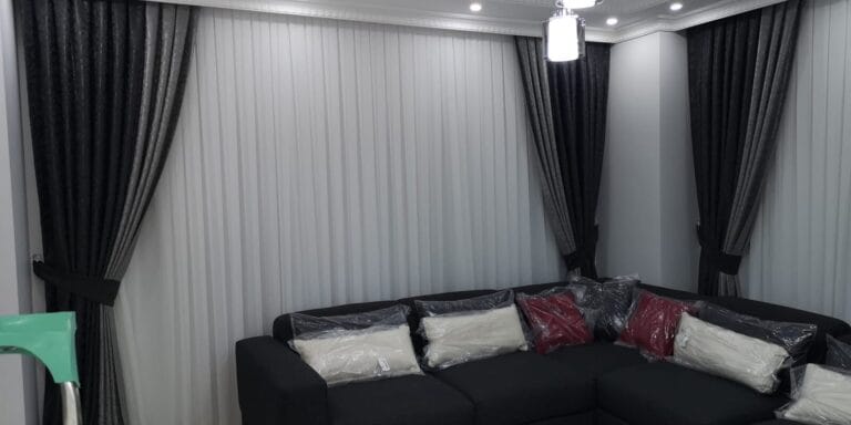 Tül Perde Köşe koltuklu salonda beyaz tül ve siyah fon perde