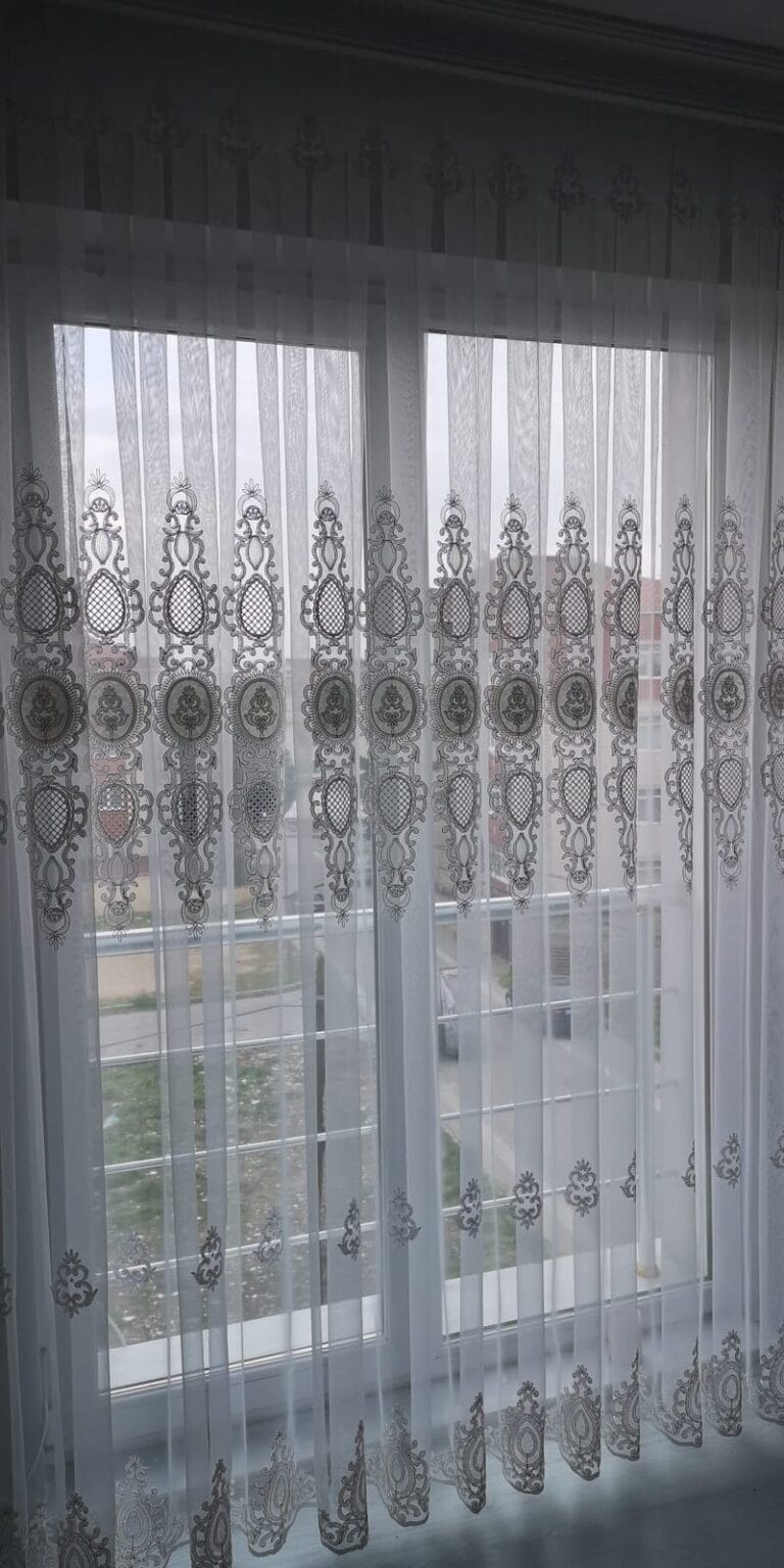 Tül Perde Balkon kapısında madalyon desenli işlemeli beyaz tül